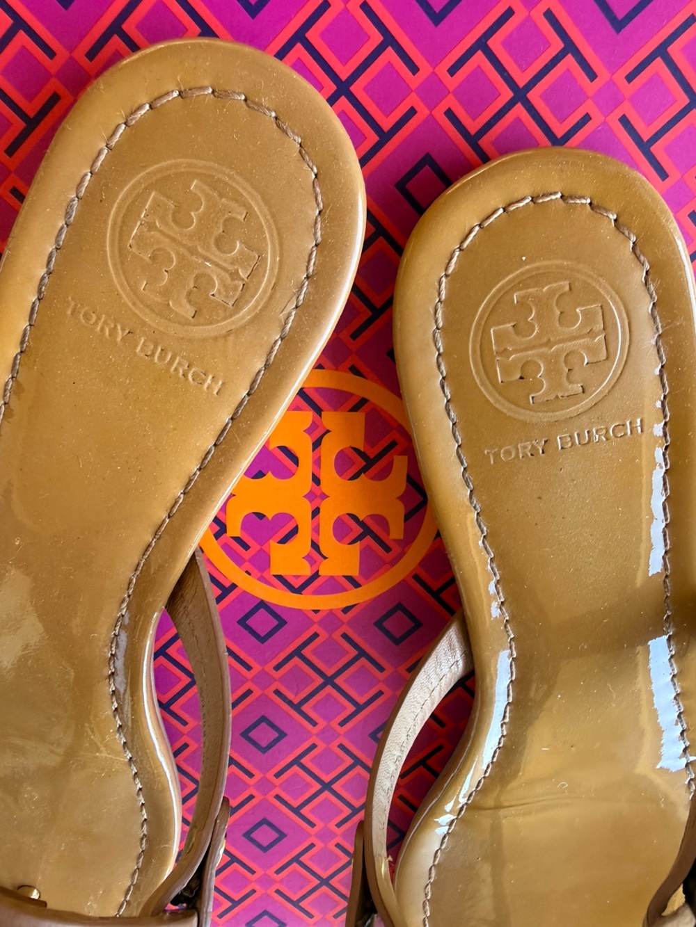 Tory Burch Tan Sand Patent Leather Logo Thong Sandals sz 8.5 - Picture 4 of 7